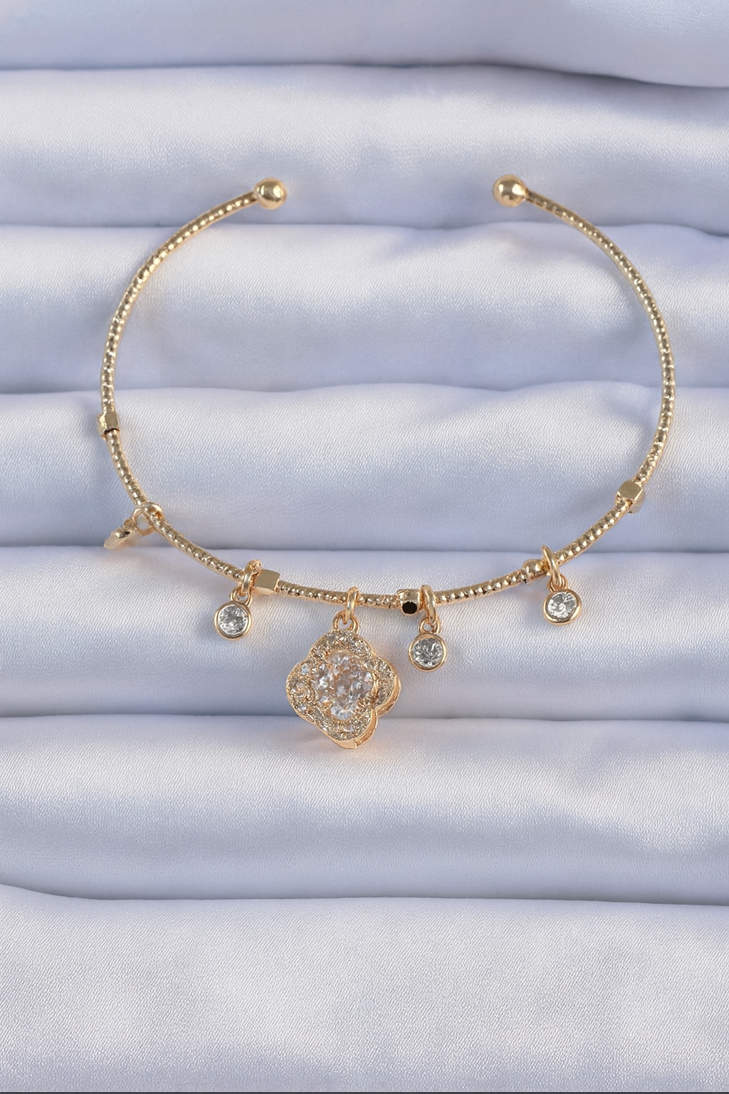 Gold renk zirkon taşlı yonca model charm bileklik
