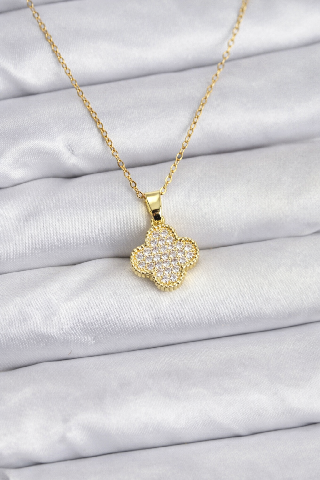 Çelik Zincir Gold Renk Zirkon Taşlı Yonca Model Kadın Kolye