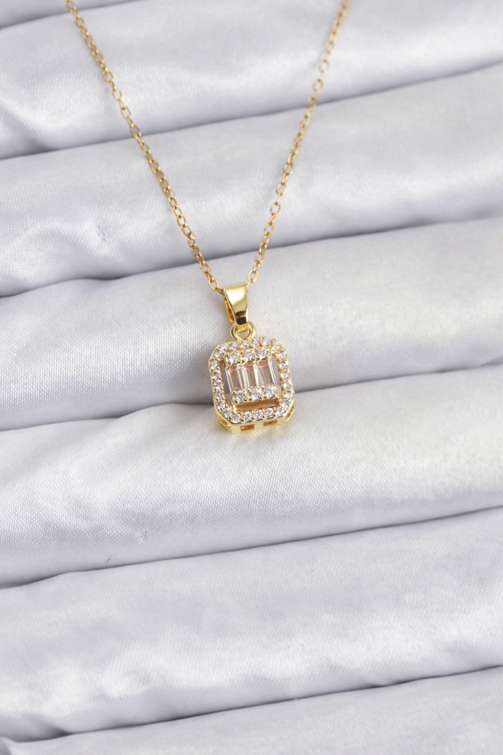 Çelik Zincir Gold Renk Baget Model Kadın Kolye